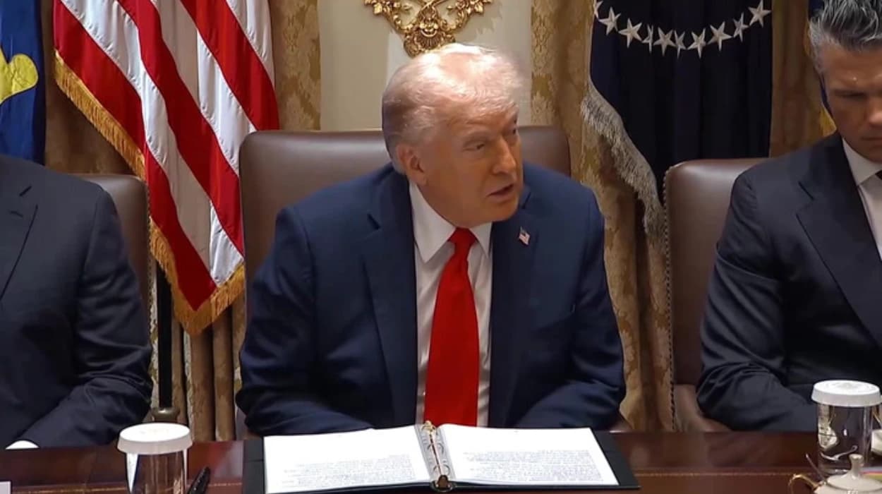 Trump plans mass layoffs to pressure Senate Democrats