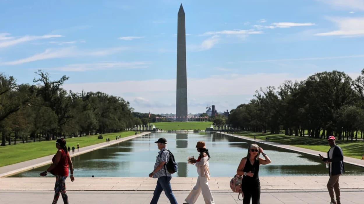 US national parks stay partially open in shutdown