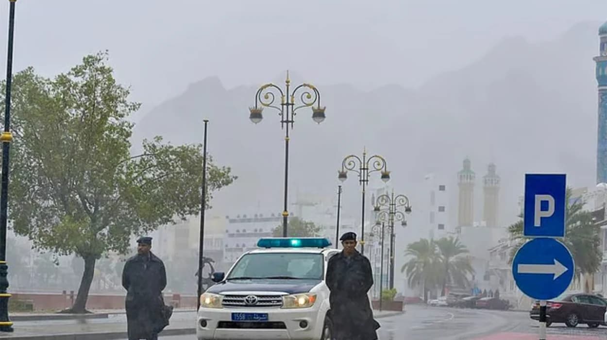 Oman warns of heavy rain, winds, and 2 m waves in Musandam