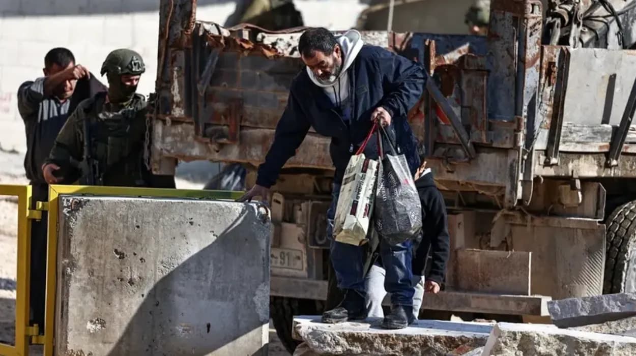 Palestinians retrieve belongings ahead of West Bank demolitions