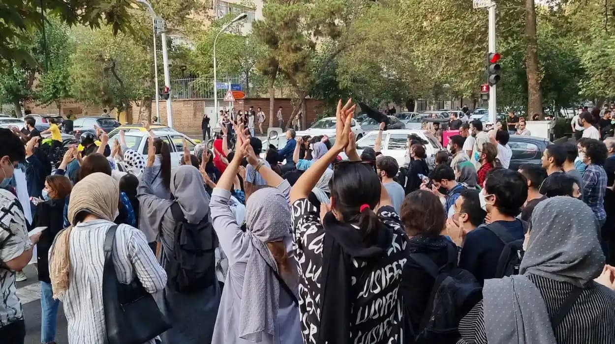 Iranian Press Highlights High Bail and Legal Hurdles Detaining Protesters