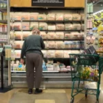 US consumer sentiment falls amid government shutdown 1