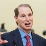 Wyden urges U.S. review of UKs surveillance laws 1