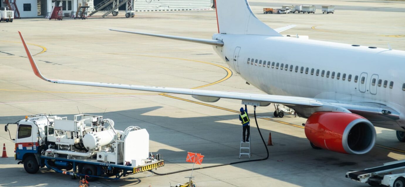 airline fuel costs surge due to rising jet fuel prices affecting global carriers in 2026