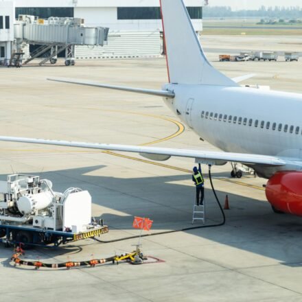 airline fuel costs surge due to rising jet fuel prices affecting global carriers in 2026