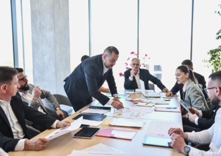 Economic growth outlook influenced by business confidence and market conditions