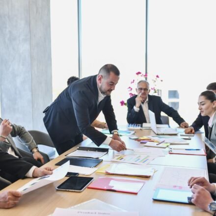 Economic growth outlook influenced by business confidence and market conditions