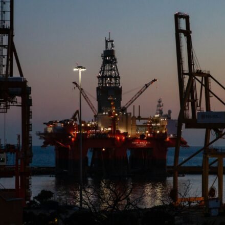 Offshore oil assets in the Gulf of Mexico draw investor attention as BP explores stake sales in major energy projects in 2026